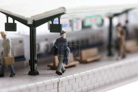 Téléchargez les photos : Figurine miniature de l'homme à la gare - en image libre de droit