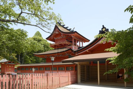 Téléchargez les photos : Plan pittoresque de magnifique sanctuaire japonais antique avec décor en bois rouge - en image libre de droit