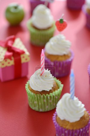 Téléchargez les photos : Délicieux cupcakes d'anniversaire avec crème et bougies, gros plan - en image libre de droit