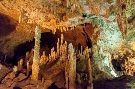 Foto de Hermosa vista increíble sobre estalactitas en cueva en el fondo de la naturaleza - Imagen libre de derechos