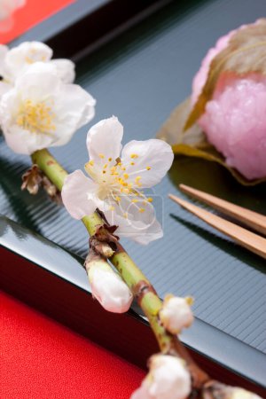 Foto de Sakuramochi - Pasteles de arroz dulce japonés "mochi" con hojas de sakura decoradas con flor de cerezo - Imagen libre de derechos