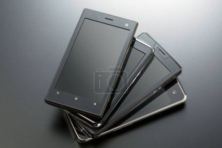 Téléchargez les photos : Vue rapprochée des téléphones intelligents mobiles sur fond gris. - en image libre de droit