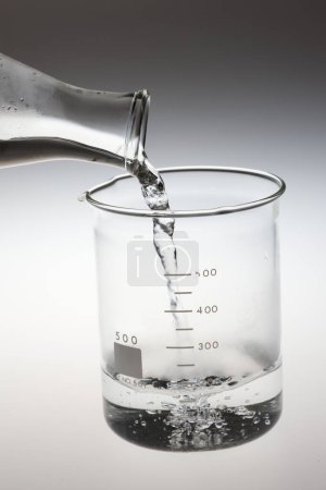 Foto de Cristalería de laboratorio sobre fondo gris. prueba química en el laboratorio, concepto de ciencia - Imagen libre de derechos