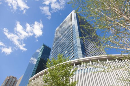 Foto de Vista moderna de rascacielos, cielo azul y árboles verdes en Tokio, Japón - Imagen libre de derechos