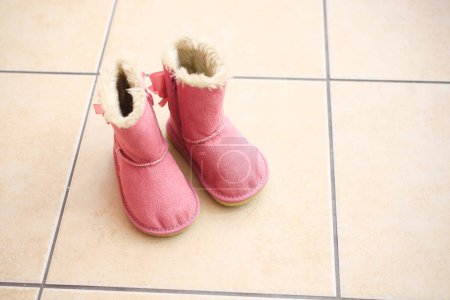 Foto de Lindo rosa ugg botas en el suelo - Imagen libre de derechos