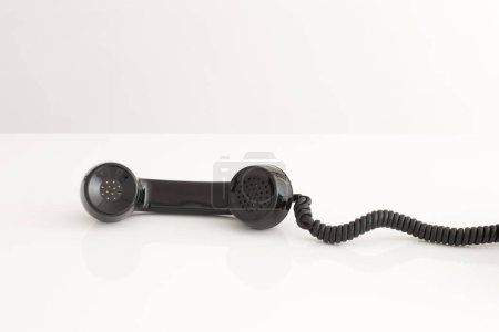 Téléchargez les photos : Récepteur téléphonique isolé sur fond blanc. haute résolution - en image libre de droit