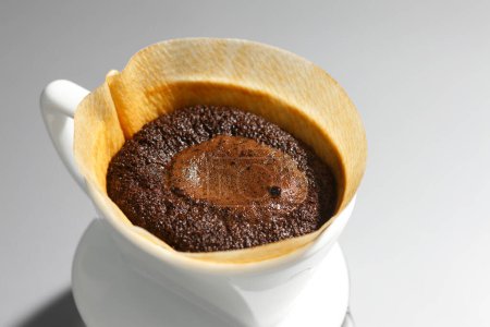 Foto de Vierta sobre el filtro con café molido en el embudo en foco. Filtro de goteo elaboración de café. - Imagen libre de derechos