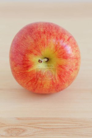 Téléchargez les photos : Vue rapprochée des pommes fraîches mûres sur fond de table en bois - en image libre de droit