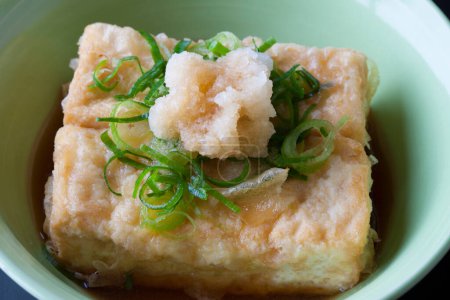 Téléchargez les photos : Tofu Agedashi. Tofu frit dans le bouillon Tsuyu. Alimentation asiatique - en image libre de droit