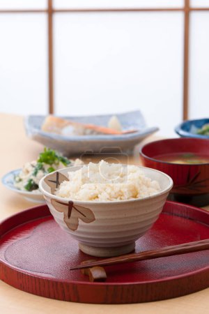 Téléchargez les photos : Riz bouilli dans un bol, cuisine asiatique - en image libre de droit