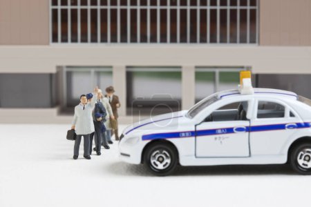 Foto de Hombre de negocios miniatura coger un taxi en el edificio de la estación - Imagen libre de derechos
