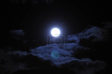 Téléchargez les photos : Pleine lune dans le ciel nocturne avec fond sombre - en image libre de droit