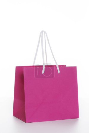 Téléchargez les photos : Vue rapprochée du sac à provisions rose sur fond blanc - en image libre de droit