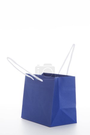 Téléchargez les photos : Vue rapprochée du sac à provisions bleu sur fond blanc - en image libre de droit
