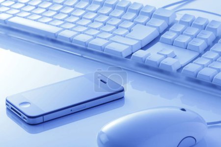 Téléchargez les photos : Clavier d'ordinateur avec souris bleue avec smartphone - en image libre de droit