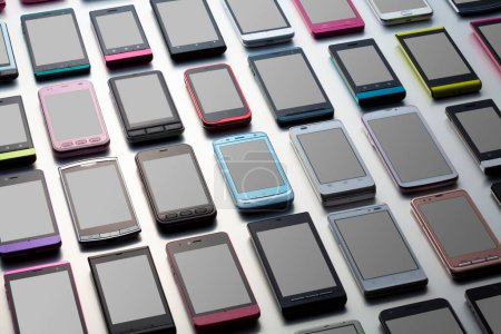 Foto de Teléfonos móviles modernos en el fondo blanco - Imagen libre de derechos
