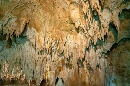 Téléchargez les photos : Belle vue sur stalactites en grotte sur fond de nature - en image libre de droit
