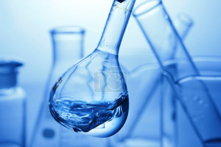 Foto de Cristalería de laboratorio sobre fondo azul. prueba química en el laboratorio, concepto de ciencia - Imagen libre de derechos