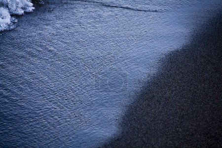 Téléchargez les photos : Vagues de mer sur la plage de sable - en image libre de droit