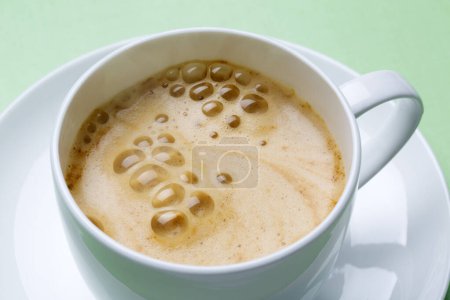 Foto de Taza de café con leche en el plato - Imagen libre de derechos