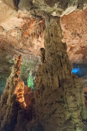 Foto de Hermosa vista sobre estalactitas en cueva en el fondo de la naturaleza - Imagen libre de derechos