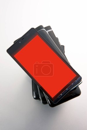 Téléchargez les photos : Groupe de téléphones cellulaires modernes, vue rapprochée. concept technologique - en image libre de droit