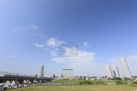 Foto de Edificios modernos de la ciudad y el cielo azul - Imagen libre de derechos