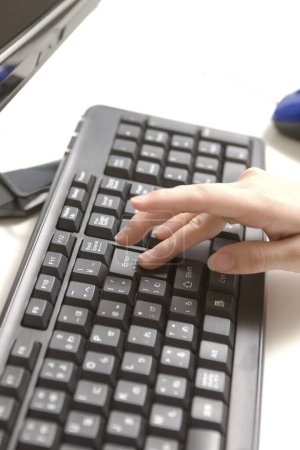 Téléchargez les photos : Tapez les mains sur le clavier - en image libre de droit