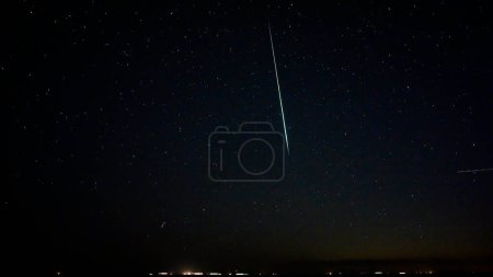 Foto de Estrella cayendo en el oscuro cielo nocturno - Imagen libre de derechos