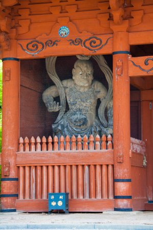 Téléchargez les photos : Plan panoramique de belle sculpture de sanctuaire japonais antique comme décoration - en image libre de droit