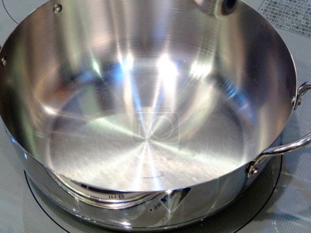 Téléchargez les photos : Pot en métal pour la cuisson - en image libre de droit