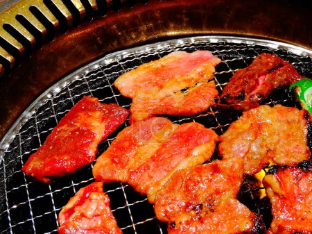 Téléchargez les photos : Vue rapprochée de la cuisine de viande fraîche délicieuse sur le gril - en image libre de droit