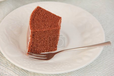 Téléchargez les photos : Pièce de gâteau au chocolat sur assiette - en image libre de droit