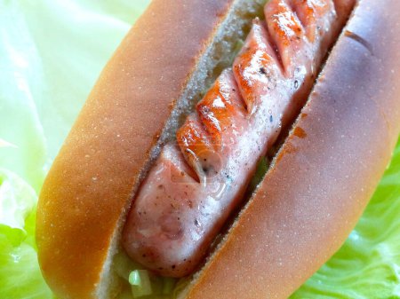 Foto de Primer plano de un delicioso hot dog con salchicha - Imagen libre de derechos