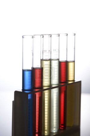 Foto de Vista de cerca de los tubos de ensayo llenos de líquidos de color sobre fondo blanco - Imagen libre de derechos