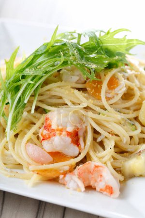 Téléchargez les photos : Pâtes aux crevettes et fromage, spaghettis aux fruits de mer sur assiette - en image libre de droit