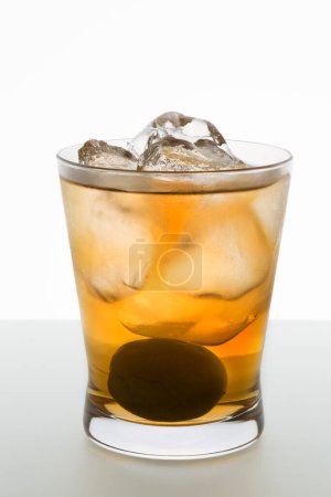 Foto de Vaso con bebida alcohólica y cubitos de hielo sobre fondo blanco - Imagen libre de derechos
