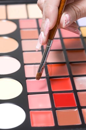 Téléchargez les photos : Palette de maquillage femme avec palette de fards à paupières colorés, gros plan - en image libre de droit