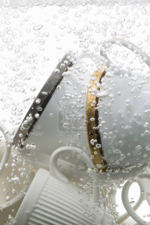 Téléchargez les photos : Vue rapprochée de tas de tasses se lavant dans l'eau - en image libre de droit
