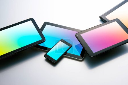Foto de Vista de primer plano de los dispositivos digitales modernos sobre fondo gris - Imagen libre de derechos