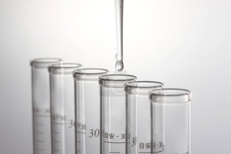 Foto de Cristalería de laboratorio sobre fondo gris. prueba química en el laboratorio, concepto de ciencia - Imagen libre de derechos