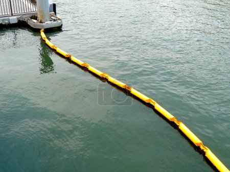 Téléchargez les photos : Corde sur la jetée de la mer - en image libre de droit