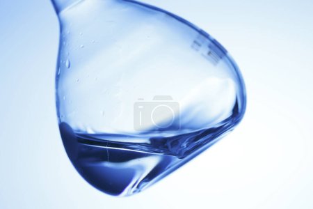 Foto de Cristalería de laboratorio sobre fondo azul. prueba química en el laboratorio, concepto de ciencia - Imagen libre de derechos