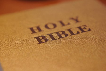 Téléchargez les photos : La sainte Bible est écrite sur une bible - en image libre de droit
