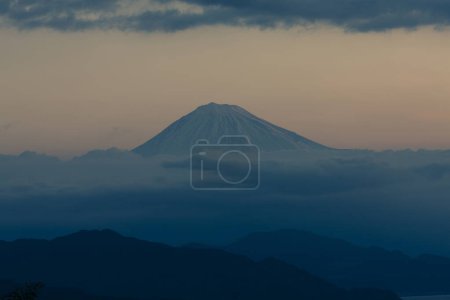 Téléchargez les photos : Paysage de montagne fuji et ciel nuageux - en image libre de droit