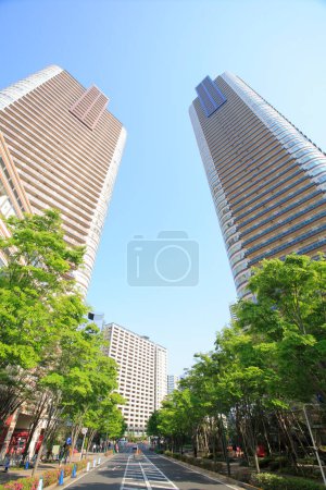 Foto de Rascacielos y cielo azul en tokyo, Japón. - Imagen libre de derechos