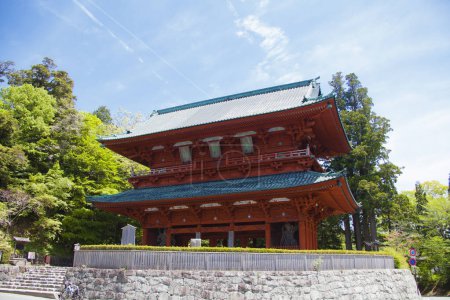 Téléchargez les photos : Plan pittoresque du magnifique sanctuaire japonais antique entouré d'arbres forestiers - en image libre de droit