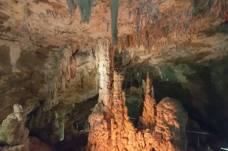 Foto de Impresionante caverna y formaciones contra la naturaleza tranquila escena - Imagen libre de derechos