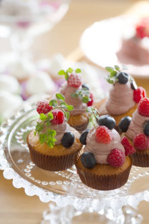 Téléchargez les photos : Vue rapprochée de délicieux cupcakes sucrés aux baies - en image libre de droit