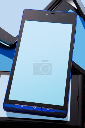 Foto de Vista de primer plano de los dispositivos digitales modernos sobre fondo azul - Imagen libre de derechos